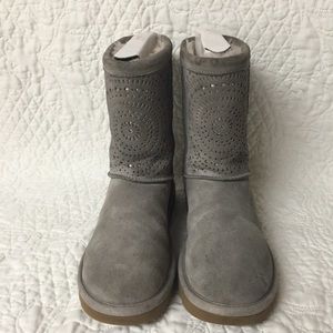 UGG Classic Short Sunshine Perf Seal Boots size 8